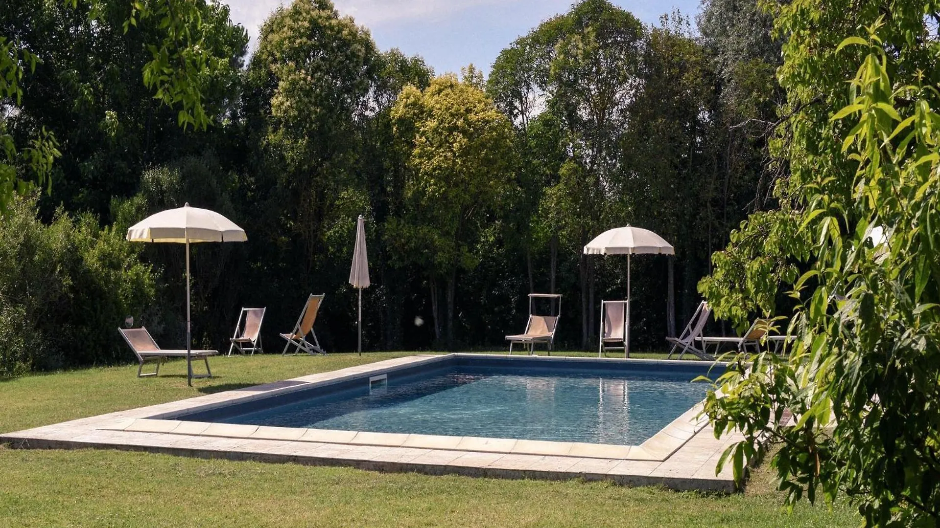 Farmhouse With Spacious Garden And Pool Italy